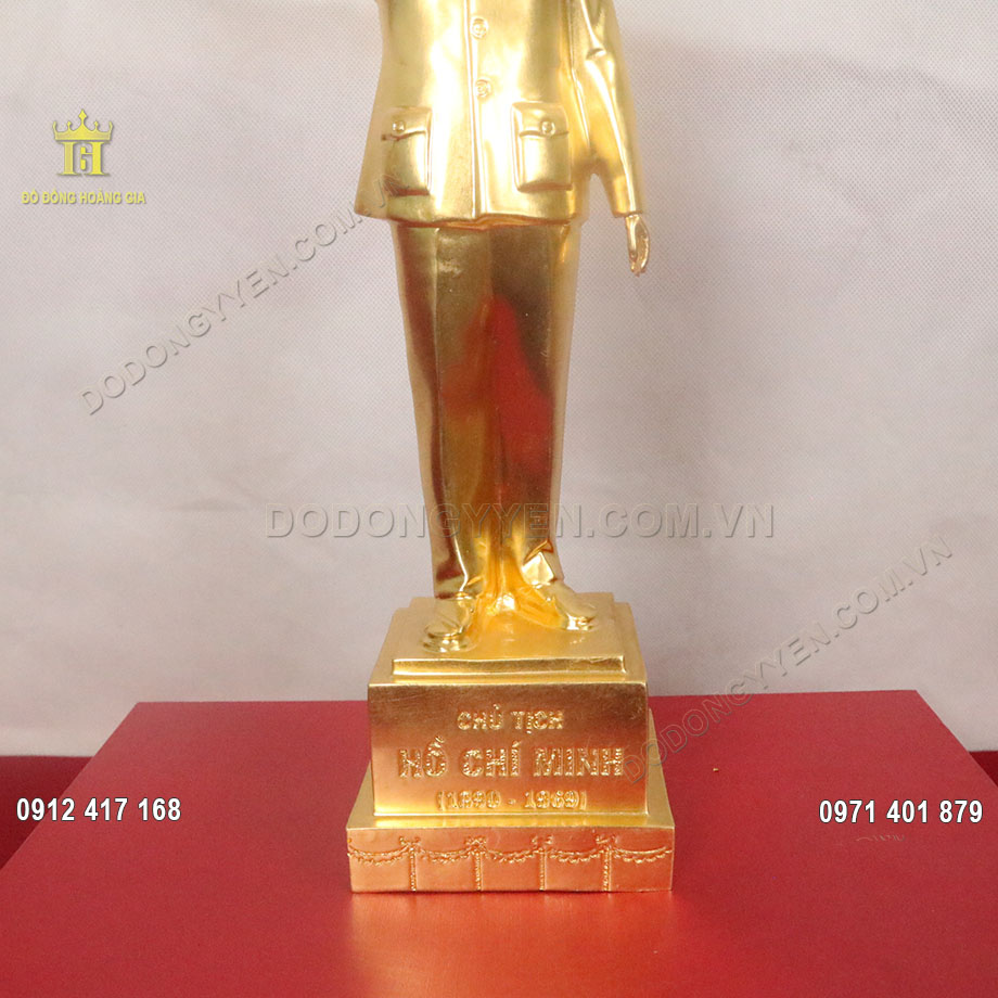 Bục đứng của Người được tạo h&igrave;nh chắc chắn, ph&iacute;a trước đề t&ecirc;n, năm sinh v&agrave; năm mất của người
